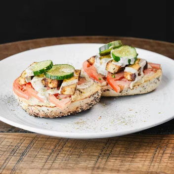 VEGAN HUMMUS BAGEL